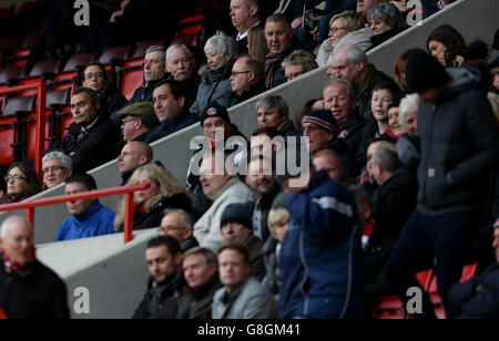 Charlton Athletic / Ipswich Town - Campionato Sky Bet - la Valle. Il Chief Executive di Charlton Athletic, Katrien Meire (in alto a sinistra), guarda avanti mentre i fan partono Foto Stock