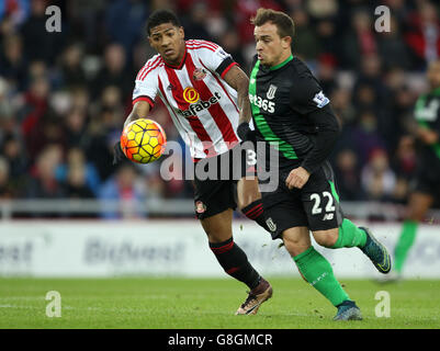 La Xherdan Shaqiri di Stoke City (a destra) sfida Patrick van Aanholt di Sunderland durante la partita della Barclays Premier League allo Stadium of Light di Sunderland. Foto Stock