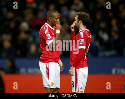 Leicester City / Manchester United - Barclays Premier League - King Power Stadium. Ashley Young del Manchester United e Juan Mata del Manchester United parlano tra loro dietro le loro mani Foto Stock