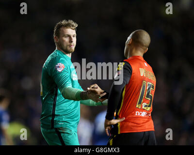 Brighton e Hove Albion portiere David Stockade e Birmingham City's. James Vaughan stringe le mani dopo il gioco Foto Stock