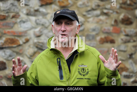 Visita alla stalla di Oliver Sherwood. Il formatore Oliver Sherwood parla ai membri dei media durante una giornata di media presso le scuderie di Oliver Sherwood a Lambourn. Foto Stock