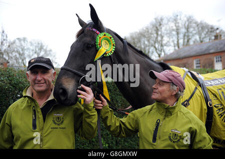 Oliver Sherwood visita stabile Foto Stock