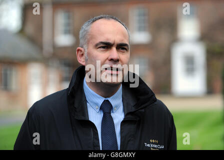 Direttore generale dell'ippodromo di Aintree John Baker parla ai membri dei media durante una giornata di media alle scuderie di Oliver Sherwood a Lamburn. Foto Stock