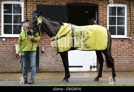 Oliver Sherwood visita stabile Foto Stock