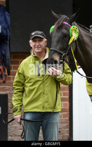 Oliver Sherwood visita stabile Foto Stock