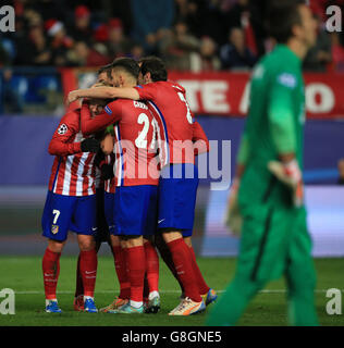 Atletico Madrid / Galatasaray - UEFA Champions League - Gruppo C - Estadio Vicente Calderon. Antoine Griezmann di Atletico Madrid (a sinistra) festeggia con i compagni di squadra dopo aver segnato i suoi lati secondo obiettivo del gioco Foto Stock