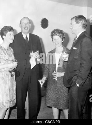 L'ex capitano del test australiano Richie Benaud (a destra) è raffigurato con tre degli ospiti che hanno partecipato all'anteprima a Londra di Un Bat, un Ball e un Boy, un nuovo film di cricket che ha diretto in Australia. (l-r) Patricia McKelvey, capitano della squadra femminile neozelandese, generale Lt Sir Oliver Leese, presidente del MCC, e Rachael Heyhoe, capitano della squadra di cricket femminile inglese. Il film presenta 14 cricketers Australiani di prova. Foto Stock