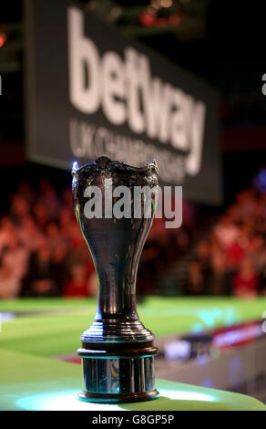 Una visione generale del trofeo del campionato Betway UK Snooker davanti al marchio Betway durante il 9° giorno del Campionato britannico Snooker 2015 di Betway allo York Barbican, York. Foto Stock