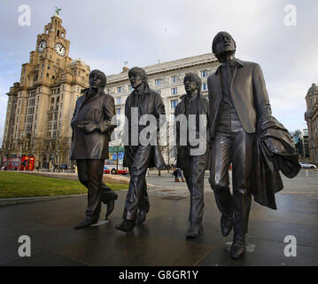 Una nuova statua dei Beatles è svelata dalla sorella di John Lennon Julia Baird (non raffigurata) fuori dal Liverbuilding, a Liverpool. Foto Stock