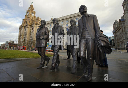 Una nuova statua dei Beatles è svelata dalla sorella di John Lennon Julia Baird (non raffigurata) fuori dal Liverbuilding, a Liverpool. Foto Stock