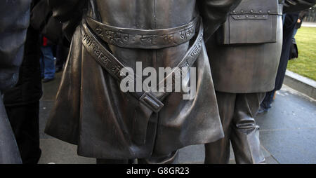 Una nuova statua dei Beatles è svelata dalla sorella di John Lennon Julia Baird (non raffigurata) fuori dal Liverbuilding, a Liverpool. Foto Stock