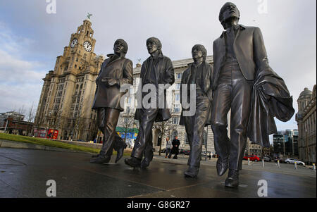 Una nuova statua dei Beatles è svelata dalla sorella di John Lennon Julia Baird (non raffigurata) fuori dal Liverbuilding, a Liverpool. Foto Stock