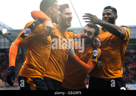 Wolverhampton Wanderers, capocannoniere James Henry, al centro, con i compagni di squadra Jack Price, Right, e Jordan Graham mentre celebra l'obiettivo di apertura Foto Stock