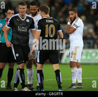 Swansea City / Leicester City - Barclays Premier League - Liberty Stadium. L'Ashley Williams di Swansea City (a destra) è stato abbattuto dopo la partita della Barclays Premier League al Liberty Stadium di Swansea. Foto Stock