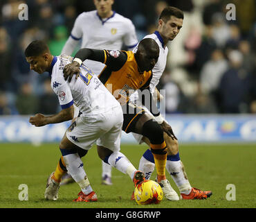 Leeds United's Liam Bridcutt (a sinistra) e Lewis Cook (a destra) combattono per la palla con Mohamed DIAME di Hull City (al centro) durante la partita del campionato Sky Bet a Elland Road, Leeds. Foto Stock