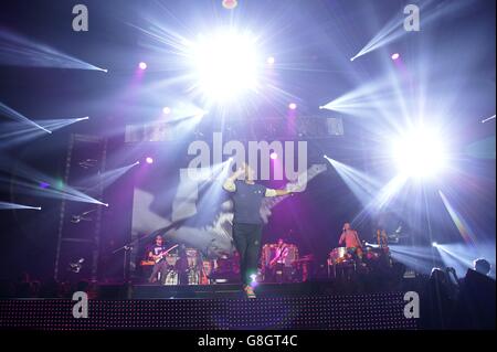 Chris Martin di Coldplay si esibisce sul palco durante il Capital FM Jingle Bell Ball 2015 tenutosi presso la O2 Arena di Londra Foto Stock