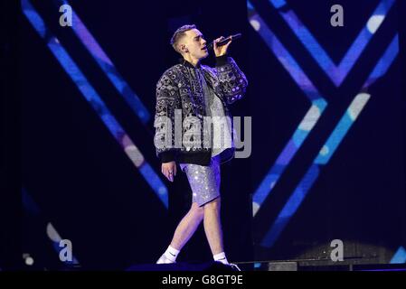 Olly Alexander of Years and Years si esibisce sul palco durante il Capital FM Jingle Bell Ball 2015 tenutosi presso la O2 Arena di Londra Foto Stock