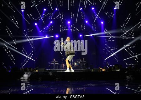 Olly Alexander of Years and Years si esibisce sul palco durante il Capital FM Jingle Bell Ball 2015 tenutosi presso la O2 Arena di Londra Foto Stock