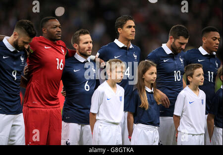 (Da sinistra a destra) Steve Mandanda in Francia, Yohan Cabaye in Francia, Raphael Varane in Francia, Andre Pierre Gignac in Francia e Anthony Martial in Francia durante un minuto di silenzio tenuto per le vittime dell'attacco del terrore di Parigi. Foto Stock