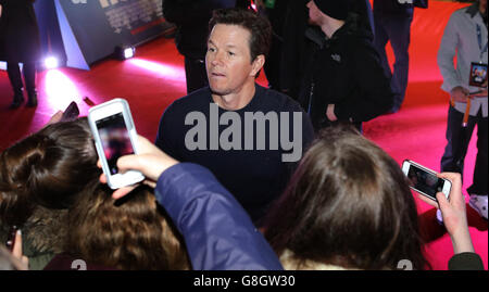 Mark Wahlberg arriva per la prima volta di Daddy's Home al Savoy Cinema di Dublino. Foto Stock