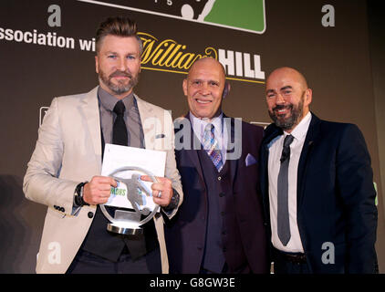 Robbie Savage con il suo premio per il Best radio Show per il 606 (a sinistra) con il annunciatore delle freccette Russ Bray (centro) e James Richardson durante il Football Supporters Federation Awards 2015, in associazione con William Hill, al St Pancras Renaissance Hotel di Londra. Foto Stock