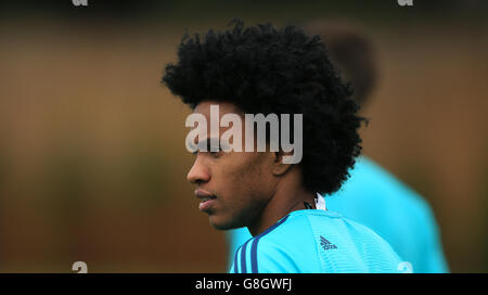 Chelsea / Porto - UEFA Champions League - Gruppo G - Chelsea Training and Press Conference - Cobham Training Ground. Chelsea's Willian durante una sessione di allenamento al Cobham Training Ground di Londra Foto Stock