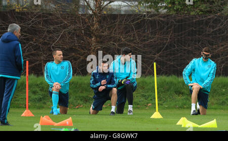 John Terry del Chelsea, (a sinistra) portiere Thibaut Courtois e Nemanja Matic, (a destra) durante una sessione di addestramento al campo di addestramento di Cobham, Londra Foto Stock