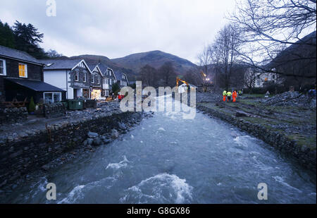 Glenriding dopo il fiume nella città in Cumbria ha fatto esplodere le sue rive di nuovo dopo le precipitazioni continue ieri notte. Foto Stock