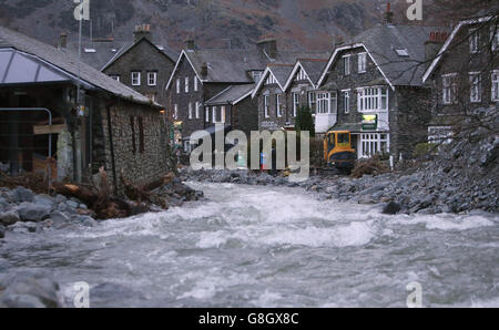 Glenriding dopo il fiume nella città in Cumbria ha fatto esplodere le sue rive di nuovo dopo le precipitazioni continue ieri notte. Foto Stock