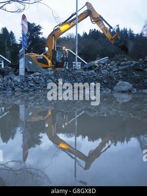 Glenriding dopo il fiume nella città in Cumbria ha fatto esplodere le sue rive di nuovo dopo le precipitazioni continue ieri notte. Foto Stock