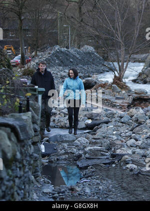 Glenriding dopo il fiume nella città in Cumbria ha fatto esplodere le sue rive di nuovo dopo le precipitazioni continue ieri notte. Foto Stock