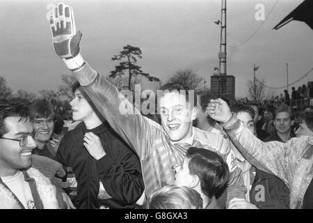 Il portiere di Sutton, Trevor Roffey, è giubilante dopo la vittoria shock di oggi da parte del suo non-League contro First Division Coventry City, i vincitori della fa Cup 1987. Sutton ha vinto 2-1. Foto Stock