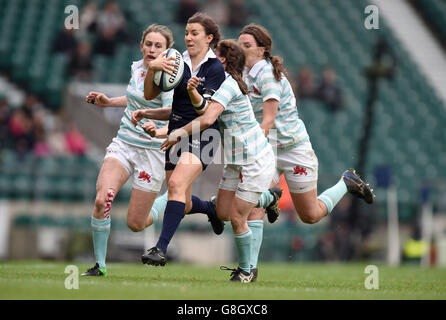 Helen Potts dell'Università di Oxford (2° a sinistra) è affrontato dal Lydia Thorn dell'Università di Cambridge (2° a destra) durante il Women's Varsity Match al Twickenham Stadium, Londra. PREMERE ASSOCIAZIONE foto. Data immagine: Giovedì 10 dicembre 2015. Vedere PA storia RUGBYU Varsity. Il credito fotografico dovrebbe essere: Andrew Matthews/PA Wire. RESTRIZIONI: , nessun uso commerciale senza previo permesso, si prega di contattare PA immagini per ulteriori informazioni: Tel: +44 (0) 115 8447447. Foto Stock