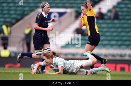 Anna Wilson dell'Università di Cambridge si presenta per segnare una prova di fuga durante il Women's Varsity Match al Twickenham Stadium, Londra. PREMERE ASSOCIAZIONE foto. Data immagine: Giovedì 10 dicembre 2015. Vedere PA storia RUGBYU Varsity. Il credito fotografico dovrebbe essere: Andrew Matthews/PA Wire. Foto Stock