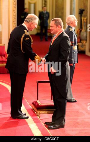 Direttore generale di Welcome to Yorkshire Sir Gary Verity riceve la sua conoscenza dal Principe del Galles durante una cerimonia di investitura a Buckingham Palace, Londra. Foto Stock