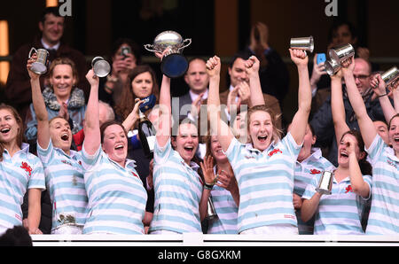 Nikki Weckman, capitano dell'Università di Cambridge (al centro), tiene il trofeo dopo la partita di VARSAity femminile allo stadio Twickenham, Londra. PREMERE ASSOCIAZIONE foto. Data immagine: Giovedì 10 dicembre 2015. Vedere PA storia RUGBYU Varsity. Il credito fotografico dovrebbe essere: Andrew Matthews/PA Wire. Foto Stock