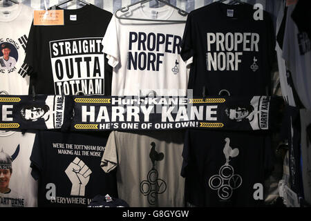 Il merchandising Tottenham Hotspur è esposto su uno stallo fuori terra durante la partita Barclays Premier League a White Hart Lane, Londra. Foto Stock