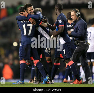 Aleksandar Mitrovic ((a destra) di Newcastle United e Ayoze Perez (a sinistra) di Newcastle United festeggiano la vittoria dopo il fischio finale durante la partita Barclays Premier League a White Hart Lane, Londra. Foto Stock