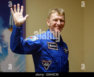 L'astronauta britannico Tim Peake inizia la conferenza stampa dell'equipaggio presso il Cosmonaut Hotel di Baikonur, Kazakistan, prima del suo lancio alla Stazione spaziale Internazionale martedì. Data foto: Lunedì 14 dicembre 2015. Vedi la storia di PA SCIENCE Peake. Il credito fotografico dovrebbe essere: Filo Gareth Fuller/PA. Nota per ed: Foto scattata attraverso il vetro. Foto Stock