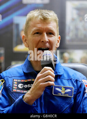 L'astronauta britannico Tim Peake parla durante la conferenza stampa dell'equipaggio al Cosmonaut Hotel a Baikonur, Kazakistan, prima del suo lancio alla Stazione spaziale Internazionale martedì. Data foto: Lunedì 14 dicembre 2015. Vedi la storia di PA SCIENCE Peake. Il credito fotografico dovrebbe essere: Filo Gareth Fuller/PA. Nota per ed: Foto scattata attraverso il vetro. Foto Stock