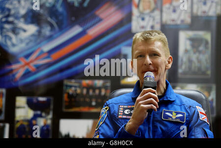 L'astronauta britannico Tim Peake parla durante la conferenza stampa dell'equipaggio al Cosmonaut Hotel a Baikonur, Kazakistan, prima del suo lancio alla Stazione spaziale Internazionale martedì. Data foto: Lunedì 14 dicembre 2015. Vedi la storia di PA SCIENCE Peake. Il credito fotografico dovrebbe essere: Filo Gareth Fuller/PA. Nota per ed: Foto scattata attraverso il vetro. Foto Stock