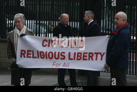 I sostenitori del predicatore evangelico James McConnell lo aspettano per arrivare alla corte dei Magistrati di Belfast, è stato accusato di un controverso sermone in cui ha marchiato l'Islam 'satanic'. Foto Stock