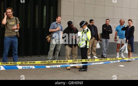 Un gruppo di passeggeri lascia la stazione della metropolitana di Oval, che rimane chiusa il giorno dopo gli incidenti di bombe sulla rete ferroviaria metropolitana di Londra, a sud di Londra, dopo aver accidentalmente sbarcato dal treno sulla piattaforma. Foto Stock