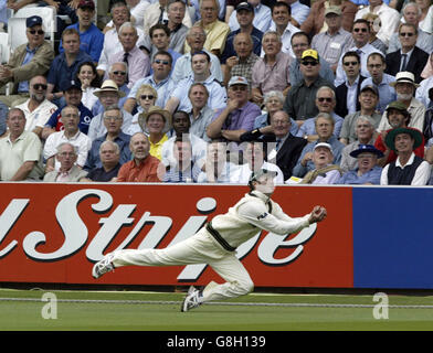 Il martyn australiano Damien cattura l'inglese Kevin Pietersen per 57 corse durante il secondo giorno. Foto Stock