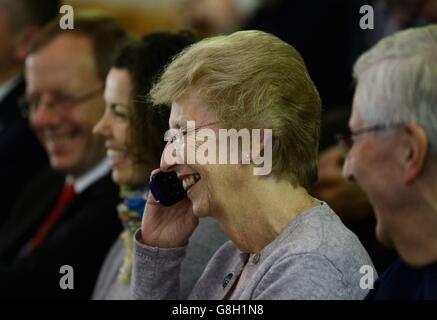 Angela Peake, madre dell'astronauta britannico Tim Peake, gli parla telefonicamente durante uno screening degli equipaggi che arrivano sulla Stazione spaziale Internazionale dopo il suo lancio da Baikonur Cosmodrome in Kazakhstan. Data foto: Martedì 15 2015 dicembre. Vedi la storia di PA SCIENCE Peake. Il credito fotografico dovrebbe essere: Filo Gareth Fuller/PA Foto Stock