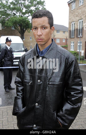 Alex Pereira, 28 anni, di Norbury, cugino di Jean Charles de Menezes, l'elettricista brasiliano ucciso dalla polizia anti-terrore alla stazione della metropolitana di Stockwell venerdì 22 luglio, si trova fuori dalla zona cordonata della strada dove suo cugino visse in Scotia Road, Tulse Hill, a sud di Londra. Foto Stock