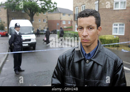 Alex Pereira, 28 anni, di Norbury, cugino di Jean Charles de Menezes, l'elettricista brasiliano ucciso dalla polizia anti-terrore alla stazione della metropolitana di Stockwell venerdì 22 luglio, si trova fuori dalla zona cordonata della strada dove suo cugino visse in Scotia Road, Tulse Hill, a sud di Londra. Foto Stock