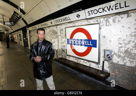 Alex Pereira, 28 anni, di Norbury, a sud di Londra, riattua la strada che il cugino Jean Charles de Menezes portò dalla sua casa a Tulse Hill, a sud di Londra, alla stazione della metropolitana di Stockwell. Foto Stock