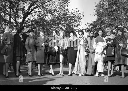 Miss World 1961 - Londra. Miss mondo contestants fuori Clarence House, dove ieri la principessa Margaret ha dato alla luce un bambino ragazzo. Foto Stock