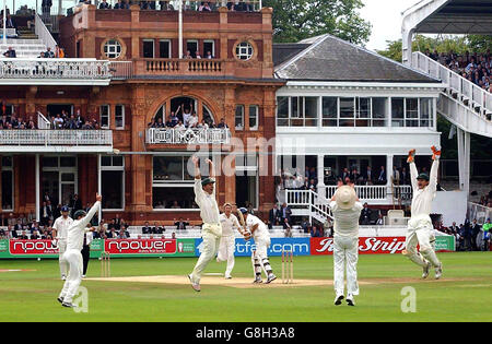 La squadra australiana festeggia la loro vittoria dopo che Simon Jones (centro a destra) dell'Inghilterra si è schierato a Shane Warne (seconda a destra) fuori dalla cowing di Glenn McGrath (centro a sinistra). Foto Stock